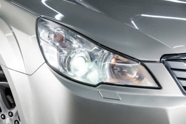 Novosibirsk, Rusya - 08 Şubat 2019: Subaru Outback, yakın çekim farlar. Fotoğraf üzerinde bir park Novosibirs içinde modern bir araba
