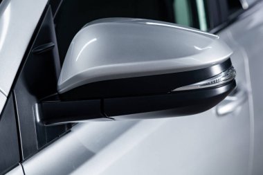 Novosibirsk, Rusya - 08 Şubat 2019: Toyota Rav-4, yakın-up dikiz aynası. Fotoğraf üzerinde bir park Novosibirs içinde modern bir araba