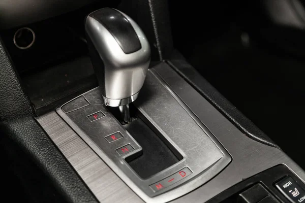 新西比尔斯克 俄罗斯 2019年2月8日 斯巴鲁外滩 特写镜头的加速器手柄和按钮 在新西比尔停车场拍摄一辆现代汽车 — 图库照片