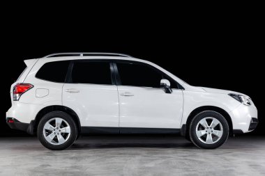 Novosibirsk, Rusya - 08 Şubat 2019: Subaru Forester, önden görünüm. Siyah bir wal karşı bir park-Novosibirsk içinde modern bir araba fotoğraf