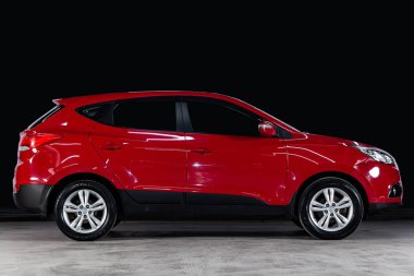 Novosibirsk, Rusya - 08 Şubat 2019: Hyundai IX-35, yan görünüm. Siyah bir duvara bir park-Novosibirsk içinde modern bir araba fotoğraf