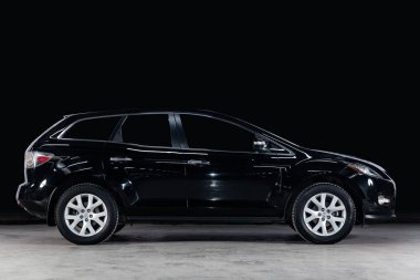 Novosibirsk, Rusya - 08 Şubat 2019: Mazda Cx-7, yan görünüm. Siyah bir duvara bir park-Novosibirsk içinde modern bir araba fotoğraf