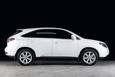 Novosibirsk, Rusya - 08 Şubat 2019: Lexus Rx 350, yan görünüm. Siyah bir duvara bir park-Novosibirsk içinde modern bir araba fotoğraf