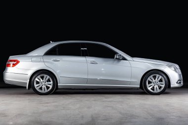 Novosibirsk, Rusya - 08 Şubat 2019: Mercedes E-Serisi E-350, yan görünüm. Siyah bir duvara bir park-Novosibirsk içinde modern bir araba fotoğraf
