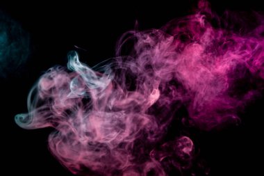 Patlama soyut hareketi birden çok mavi ve pembe renk siyah arka plan üzerinde duman donmuş. Vap duman arka plan