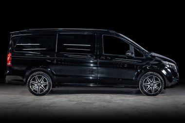 Novosibirsk, Rusya - 08 Şubat 2019: Mercedes v-serisi, yan görünüm. Siyah bir duvara bir park-Novosibirsk içinde modern bir araba fotoğraf