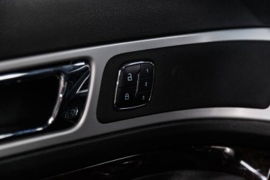 Novosibirsk, Rusya - 10 Şubat 2019: Ford Explorer, yan kapı kilit düğmeleri kapı close-up. Fotoğraf üzerinde bir park Novosibirs içinde modern bir araba