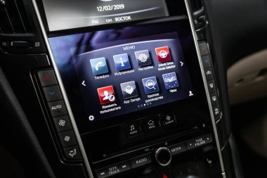 Novosibirsk, Rusya - 10 Şubat 2019: Infiniti Q50, pano close-up, üfleyici, Klima, oyuncu ayarı. Fotoğraf üzerinde bir park Novosibirs içinde modern bir araba