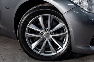 Novosibirsk, Rusya - 10 Şubat 2019: Infiniti Q50, tekerlek close-up. Fotoğraf üzerinde bir park Novosibirs içinde modern bir araba