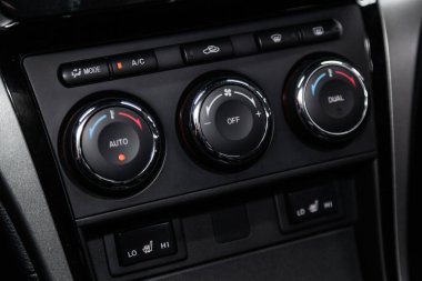 Novosibirsk, Rusya - 10 Şubat 2019: Mazda 6, pano close-up, üfleyici, Klima, oyuncu ayarı. Fotoğraf üzerinde bir park Novosibirs içinde modern bir araba