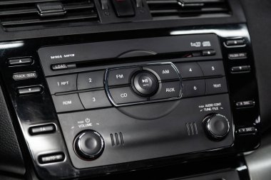 Novosibirsk, Rusya - 10 Şubat 2019: Mazda 6, kontrol paneli, radyo, oyuncu yakın çekim. Fotoğraf üzerinde bir park Novosibirs içinde modern bir araba