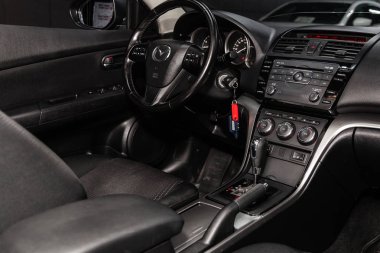 Novosibirsk, Rusya - 10 Şubat 2019: Mazda 6, pano, hız göstergesi, takometre, koltuklar ve direksiyon simidi close-up. Fotoğraf üzerinde bir park Novosibirs içinde modern bir araba