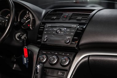 Novosibirsk, Rusya - 10 Şubat 2019: Mazda 6, pano close-up, üfleyici, Klima, oyuncu ayarı. Fotoğraf üzerinde bir park Novosibirs içinde modern bir araba