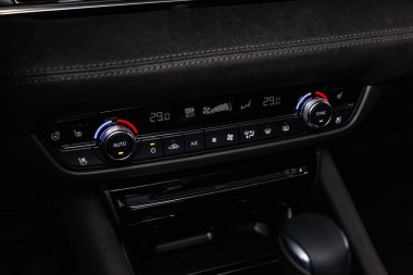 Novosibirsk, Rusya - 10 Şubat 2019: Mazda 6, pano close-up, üfleyici, Klima, oyuncu ayarı. Fotoğraf üzerinde bir park Novosibirs içinde modern bir araba