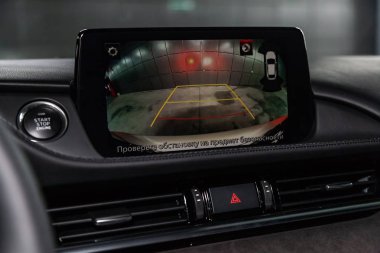 Novosibirsk, Rusya - 10 Şubat 2019: Mazda 6, ters kayıt kamera ve İzleyicisi yakın çekim. Fotoğraf üzerinde bir park Novosibirs içinde modern bir araba