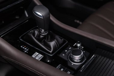 Novosibirsk, Rusya - 10 Şubat 2019: Mazda 6, Hızlandırıcı kolu ve düğmeleri yakın çekim. Fotoğraf üzerinde bir park Novosibirs içinde modern bir araba