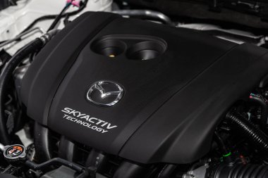 Novosibirsk, Rusya - 10 Şubat 2019: Mazda 6, motoru, ön görünüm close-up. Fotoğraf üzerinde bir park Novosibirs içinde modern bir araba