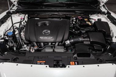 Novosibirsk, Rusya - 10 Şubat 2019: Mazda 6, motoru, ön görünüm close-up. Fotoğraf üzerinde bir park Novosibirs içinde modern bir araba
