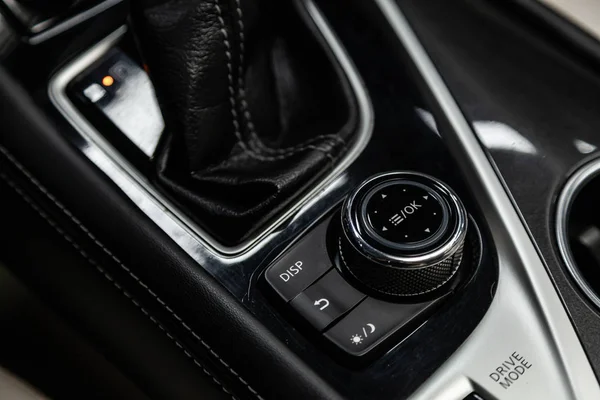 新西比尔斯克 俄罗斯 2019年2月10日 英菲尼迪 Q50 特写镜头的加速器手柄和按钮 在新西比尔停车场拍摄一辆现代汽车 — 图库照片