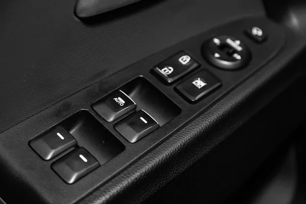 俄罗斯新西比尔斯克 2019年2月10日 起亚体育 侧门按钮的特写 窗口调整按钮 在新西比尔停车场拍摄一辆现代汽车 — 图库照片