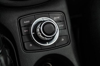 Novosibirsk, Rusya - 10 Şubat 2019: Mazda Cx-5, kontrol seçici ses, telefon, navigaroe, kurulum close-up. Fotoğraf üzerinde bir park Novosibirs içinde modern bir araba