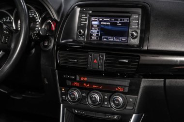 Novosibirsk, Rusya - 10 Şubat 2019: Mazda Cx-5, pano close-up, üfleyici, Klima, oyuncu düzeltilmesi. Fotoğraf üzerinde bir park Novosibirs içinde modern bir araba