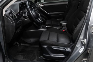 Novosibirsk, Rusya - 10 Şubat 2019: Mazda Cx-5, pano, hız göstergesi, takometre, koltuklar ve direksiyon simidi close-up. Fotoğraf üzerinde bir park Novosibirs içinde modern bir araba