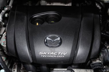 Novosibirsk, Rusya - 10 Şubat 2019: Mazda Cx-5, motoru, ön görünüm close-up. Fotoğraf üzerinde bir park Novosibirs içinde modern bir araba