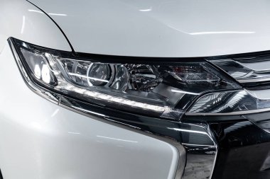 Novosibirsk, Rusya - 10 Şubat 2019: Mitsubishi Outlander, yakın-up farlar. Fotoğraf üzerinde bir park Novosibirs içinde modern bir araba