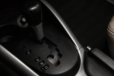 Novosibirsk, Rusya - 10 Şubat 2019: Mitsubishi Outlander Xl, Hızlandırıcı kolu ve düğmeleri yakın çekim. Fotoğraf üzerinde bir park Novosibirs içinde modern bir araba