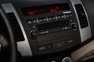 Novosibirsk, Rusya - 10 Şubat 2019: Mitsubishi Outlander Xl, gösterge paneli, radyo, oyuncu ve diğer düğmeleri yakın çekim. Fotoğraf üzerinde bir park Novosibirs içinde modern bir araba
