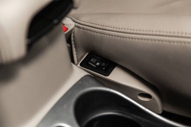 Novosibirsk, Rusya - 10 Şubat 2019: Mitsubishi Outlander Xl, düğmeleri ısıtma koltuk ve koltuk close-up. Fotoğraf üzerinde bir park Novosibirs içinde modern bir araba