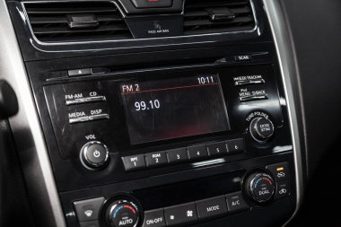 Novosibirsk, Rusya - 10 Şubat 2019: Nissan Teana, pano close-up, üfleyici, Klima, oyuncu ayarı. Fotoğraf üzerinde bir park Novosibirs içinde modern bir araba