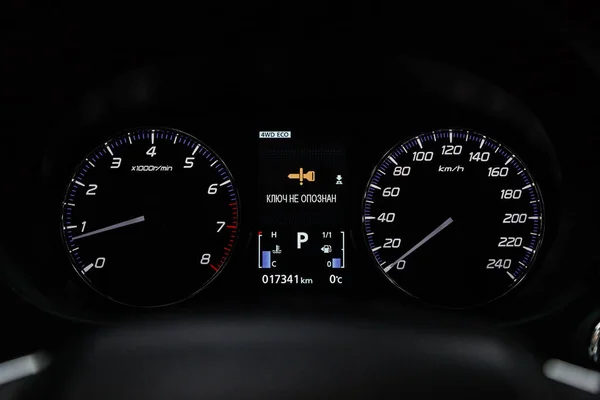 俄罗斯新西比尔斯克 2019年2月10日 三菱欧德兰德 仪表盘 速度计和转速表的特写镜头 在新西比尔停车场拍摄一辆现代汽车 — 图库照片