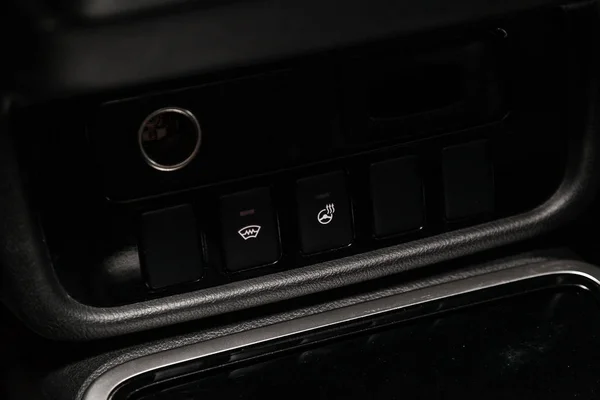 俄罗斯新西比尔斯克 2019年2月10日 三菱欧德兰德 特写镜头的座位 方向盘 玻璃加热按钮 在新西比尔停车场拍摄一辆现代汽车 — 图库照片