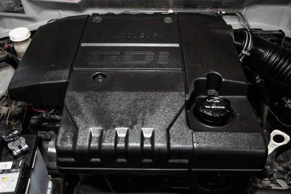 新西比尔斯克 俄罗斯 2019年2月10日 三菱帕杰罗 特写镜头的发动机 前面的看法 在新西比尔停车场拍摄一辆现代汽车 — 图库照片