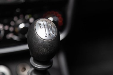 Novosibirsk, Rusya - 10 Şubat 2019: Renault Duster, Hızlandırıcı kolu ve düğmeleri yakın çekim. Fotoğraf üzerinde bir park Novosibirs içinde modern bir araba