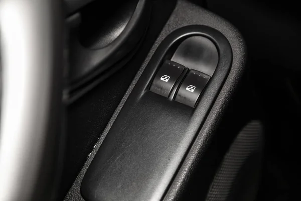 俄罗斯新西比尔斯克 2019年2月10日 雷诺除尘器 侧门按钮的特写 窗口调整按钮 在新西比尔停车场拍摄一辆现代汽车 — 图库照片