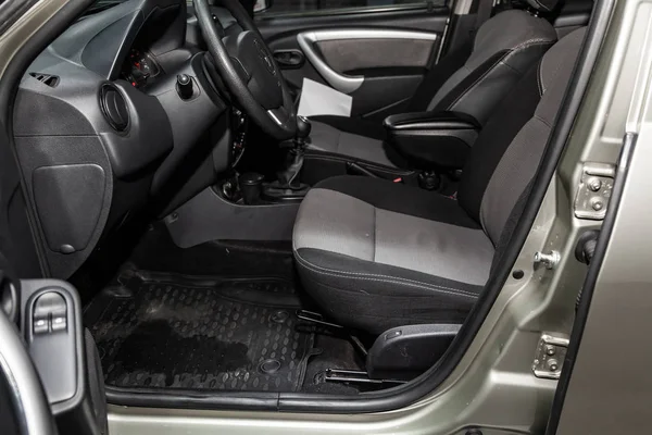 俄罗斯新西比尔斯克 2019年2月10日 雷诺除尘器 仪表板 速度计 转速表 座椅和方向盘的特写 在新西比尔停车场拍摄一辆现代汽车 — 图库照片