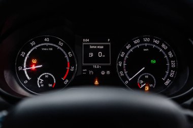 Novosibirsk, Rusya - 10 Şubat 2019: Skoda Octavia Rs, pano, hız göstergesi ve takometre close-up. Fotoğraf üzerinde bir park Novosibirs içinde modern bir araba