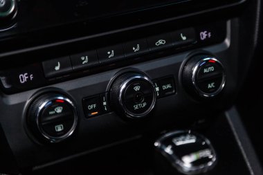 Novosibirsk, Rusya - 10 Şubat 2019: Skoda Octavia Rs, pano close-up, üfleyici, Klima, oyuncu ayarı. Fotoğraf üzerinde bir park Novosibirs içinde modern bir araba