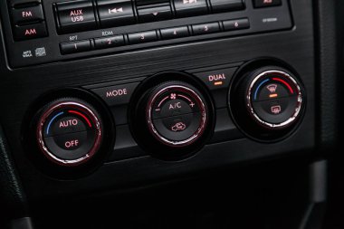 Novosibirsk, Rusya - 10 Şubat 2019: Subaru Forester, yakın-up tablonun, üfleyici, Klima, oyuncu ayarı. Fotoğraf üzerinde bir park Novosibirs içinde modern bir araba