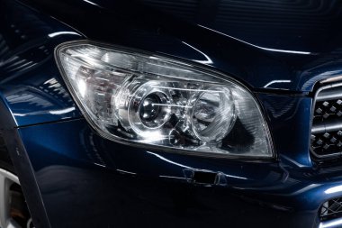 Novosibirsk, Rusya - 10 Şubat 2019: Toyota Rav-4, yakın-up farlar. Fotoğraf üzerinde bir park Novosibirs içinde modern bir araba