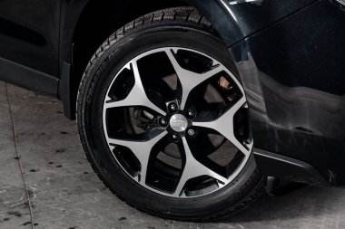 Novosibirsk, Rusya - 10 Şubat 2019: Subaru Forester, yakın-up tekerleğin. Fotoğraf üzerinde bir park Novosibirs içinde modern bir araba