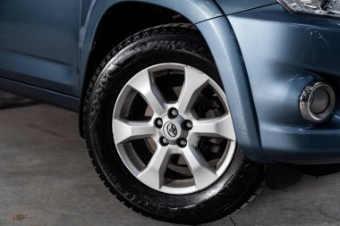Novosibirsk, Rusya - 10 Şubat 2019: Toyota Rav-4, yakın-up tekerleğin. Fotoğraf üzerinde bir park Novosibirs içinde modern bir araba