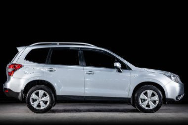 Novosibirsk, Rusya - 10 Şubat 2019: Subaru Forester, yan görünüm. Siyah bir duvara bir park-Novosibirsk içinde modern bir araba fotoğraf