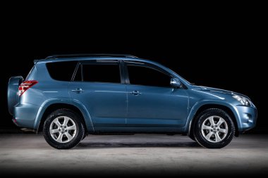 Novosibirsk, Rusya - 10 Şubat 2019: Toyota Rav-4, yan görünüm. Siyah bir duvara bir park-Novosibirsk içinde modern bir araba fotoğraf