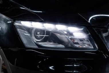 Novosibirsk, Rusya - 15 Şubat 2019: Audi Q5, yakın-up Far ayar düğmesi. Fotoğraf üzerinde bir park Novosibirs içinde modern bir araba