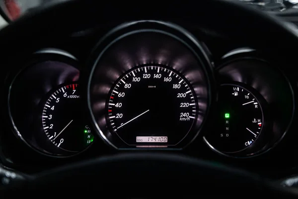 俄罗斯新西比尔斯克 2019年2月15日 雷克萨斯 Rx350 关闭仪表盘 速度计和转速表 在新西比尔停车场拍摄一辆现代汽车 — 图库照片