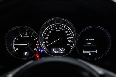 Novosibirsk, Rusya - 15 Şubat 2019: Mazda Cx-5, yakın-up Pano, hız göstergesi ve takometre. Fotoğraf üzerinde bir park Novosibirs içinde modern bir araba